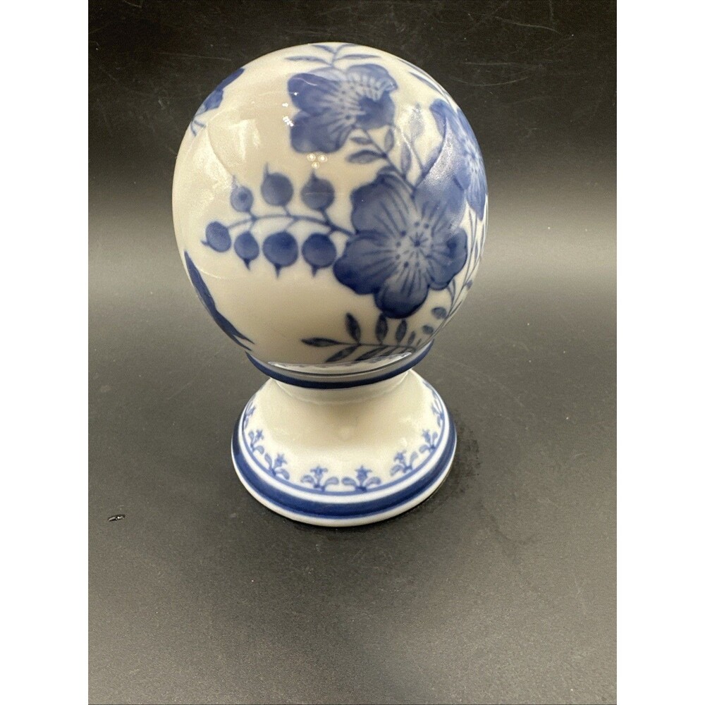 Vintage Chinese Blue/white Floral Decorative Porcelain Egg 4526